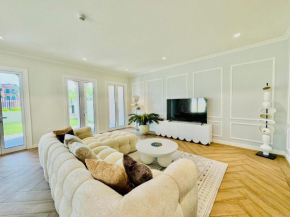 Venduras - Spacious 4-Bedroom Luxury Villa in La Mer, Dubai